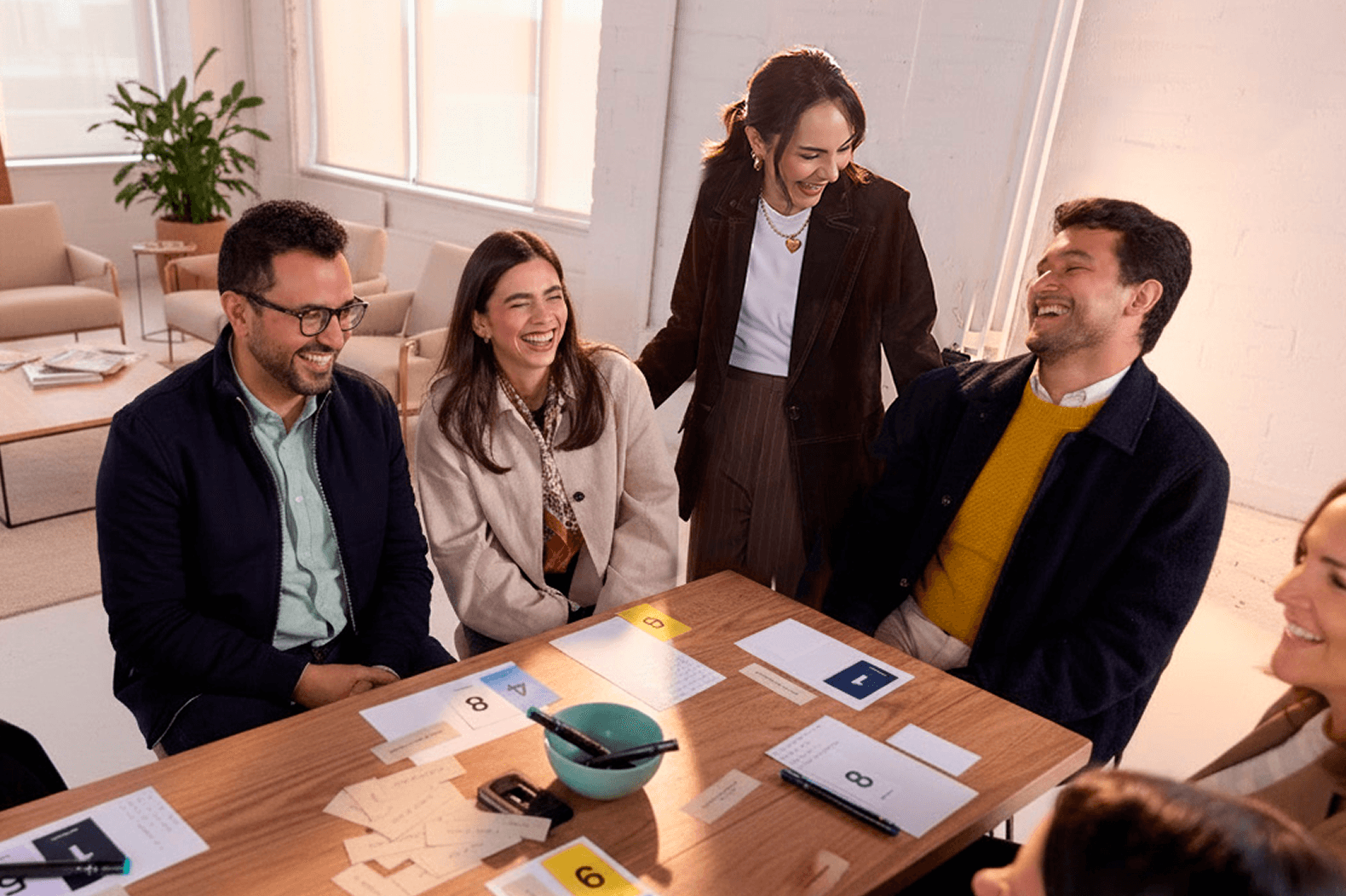 Equipo uniendo sus manos en señal de compromiso