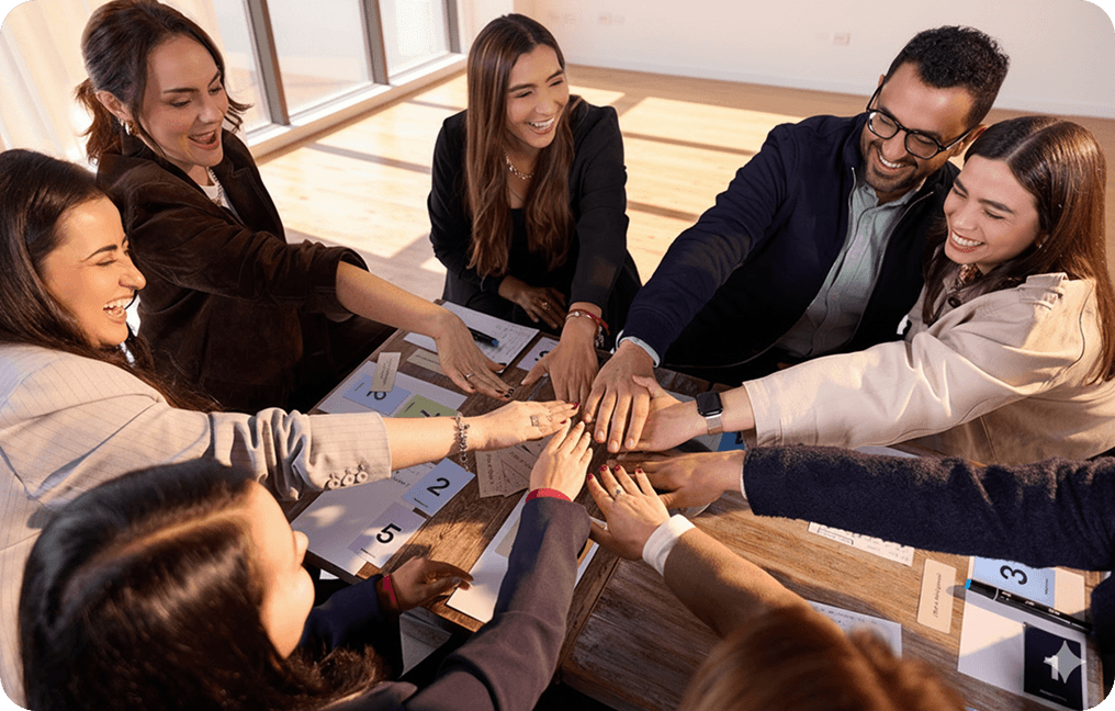 Equipo uniendo sus manos en señal de compromiso